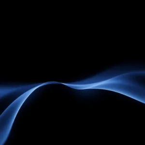 Laptop und Smartphone zeigen Dark Mode Design am Arbeitsplatz