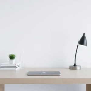 Ein minimalistischer Schreibtisch mit Laptop und Smartphone, symbolisch für digitales Ausmisten.
