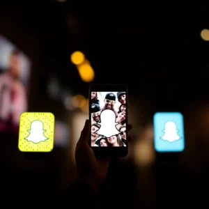 Junge Menschen im Büro erstellen Snapchat Stories für ein Unternehmen