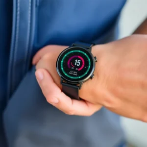 Moderne Wearable-Technologie in einer High-Tech-Stadt.
